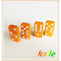 Double 6 domino orange dans une boîte en bois